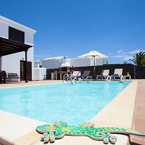 Lola Playa Blanca (Lanzarote)